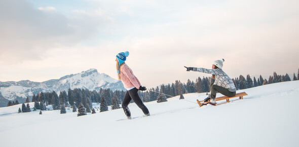 Ragazze con la slitta - photo APT Alpe Cimbra | © Ragazze con la slitta - photo APT Alpe Cimbra