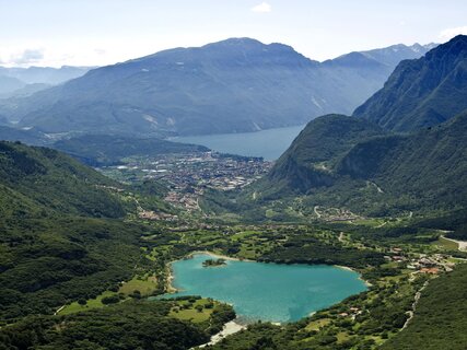 Vista del lago di Tenno con lago di Garda sullo sfondo