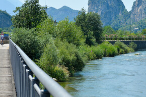 Der Radweg den Fluß Sarca entlang (Arco im Hintergrund) | © Garda Trentino 