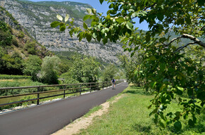 La pista ciclabile nella Valle del Sarca | © Garda Trentino 