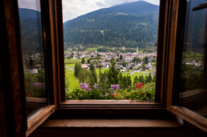 Una finestra su Pinzolo e il Doss | © Madonna di Campiglio Azienda per il Turismo 