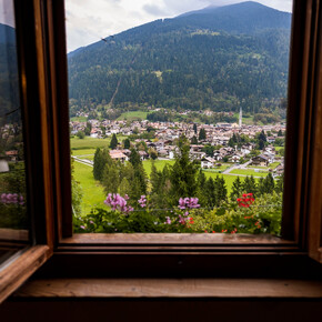 Una finestra su Pinzolo e il Doss | © Madonna di Campiglio Azienda per il Turismo 