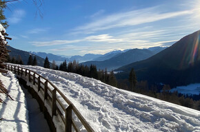 A piedi sulla neve lungo il pianeggiante Lez di Rumo | © APT Val di Non Soc. Coop.