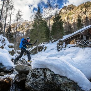 Attraversando il Rio Valorz | © Azienda per il Turismo Val di Sole