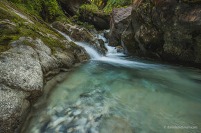 La Cascata della Cravatta und die Krokusse der Alm Malga D’Arnò | © Madonna di Campiglio Azienda per il Turismo 