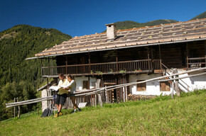 Val dei Mocheni - Coppia sconsulta la cartina - Trekking