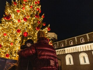 Valle dell'Adige - Trento - Piazza Duomo - Mercatini di Natale - Albero illuminato | © Marco Gober