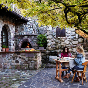 Garda Trentino - Valle dei Laghi - Drena - Ristorante La Casina - Pranzo sotto il pergolato | © Christian Kerber