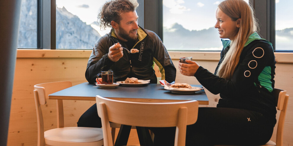 Madonna di Campiglio - Val Rendena - Ragoli - Dolomiti di Brenta - Rifugio Alberto e Maria ai Brentei - Colazione in rifugio | © Mathäus Gartner