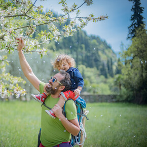 Garda Trentino - Tenno - Papà con bambino | © Alessandro Galvagni