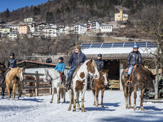 A cavallo sui laghi pinetani