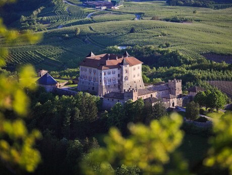 "Terminus Castel Thun": reach the castle by shuttlebus and visit it with a guide
