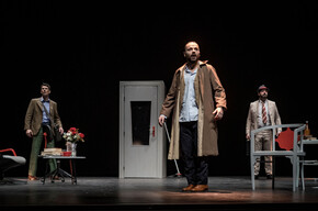 Teatro Capovolto brings to the stage “Three on the Swing” by Luigi Lunari