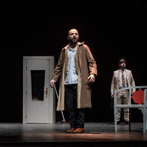 Teatro Capovolto brings to the stage “Three on the Swing” by Luigi Lunari