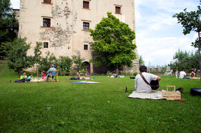 Visita e picnic sull'erba nei giardini di Castel Nanno