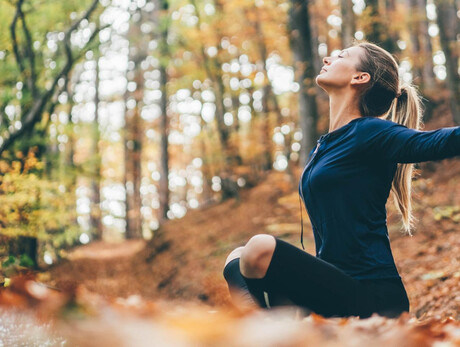 Yoga sulle Dolomiti d'autunno