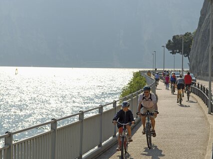 Riva del Garda - Estate 2007 - Ciclisti sulla ciclabile 
