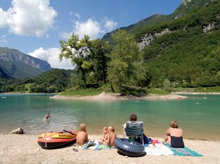 Alto Garda - Lago di Tenno - Famiglia in riva la lago