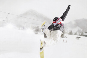 snowboarder durante una evoluzione
