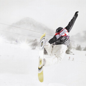 snowboarder durante una evoluzione
