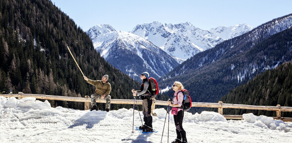 Val di Sole, Pejo, Rabbi - Ciaspolatori chiedono indicazioni
