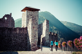 Mit dem Trenino dei Castelli zu den Schlössern des Trentino