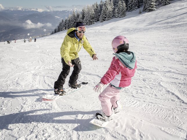 Trento - Monte Bondone - Maestro di snowboard con bambina
