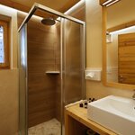  Foto von Natur und Wohlfühlung in den Dolomiten, Mehrbettzimmer, Dusche, WC, gartenseitig