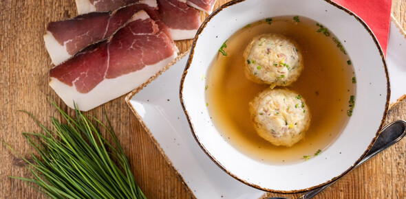 Canederli tirolesi in brodo di carne