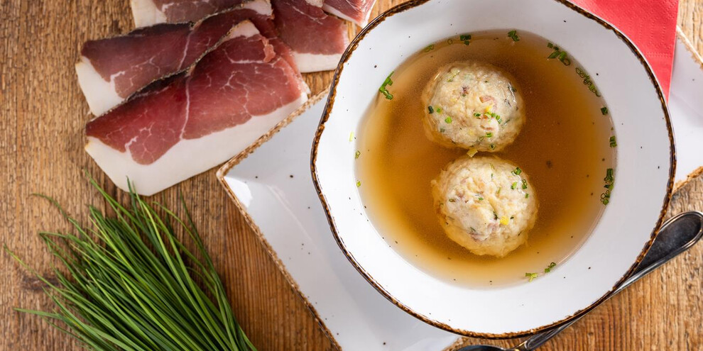 Canederli tirolesi in brodo di carne