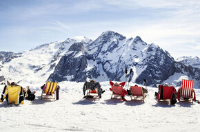 In pista e nei rifugi sotto un tiepido sole di primavera