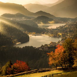 LAGHI D’AUTUNNO, TAVOLOZZA DI COLORI TRA ACQUA E CIELO