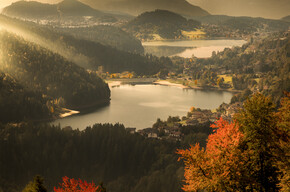 LAGHI D’AUTUNNO, TAVOLOZZA DI COLORI TRA ACQUA E CIELO