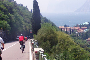 Un affascinante tour ciclistico attraverso le Alpi