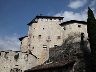 Castel Pietra | © Foto Archivio Apt