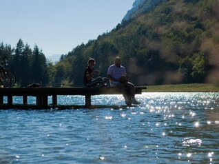 Lago di Nembia - ciclisti in relax