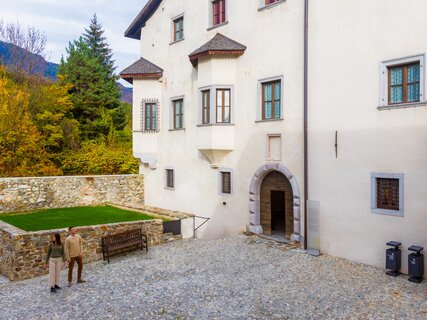 Val di Sole - Caldes - Castel Caldes - Ragazzi in visita al castello | © Graziano Panfili