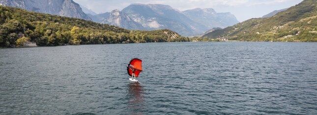 Garda Trentino - Valle dei laghi - Lago di Cavedine - Wingfoil | © Ronny Kiaulehn