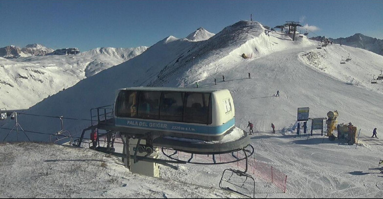 Webcam Pozza di Fassa-Aloch-Buffaure  - Pala del Geiger, sullo sfondo il Pordoi