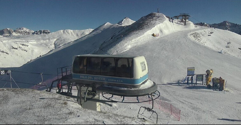 Webcam Pozza di Fassa-Aloch-Buffaure  - Pala del Geiger, sullo sfondo il Pordoi