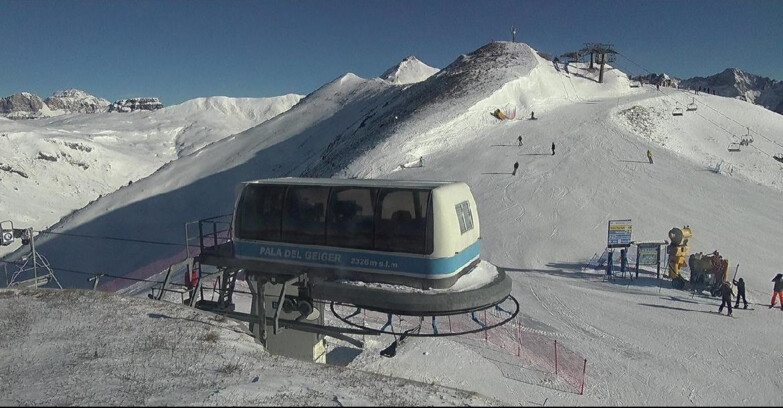 Webcam Pozza di Fassa-Aloch-Buffaure  - Pala del Geiger, sullo sfondo il Pordoi