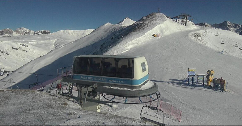 Webcam Pozza di Fassa-Aloch-Buffaure  - Pala del Geiger, sullo sfondo il Pordoi