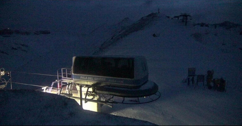 Webcam Pozza di Fassa-Aloch-Buffaure  - Pala del Geiger, sullo sfondo il Pordoi