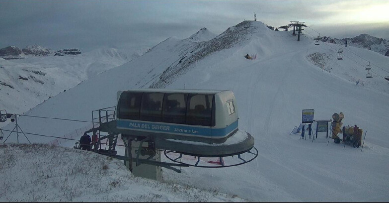 Webcam Pozza di Fassa-Aloch-Buffaure  - Pala del Geiger, sullo sfondo il Pordoi