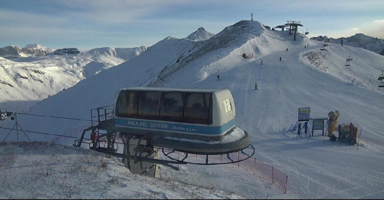 Webcam Pozza di Fassa-Aloch-Buffaure  - Pala del Geiger, sullo sfondo il Pordoi