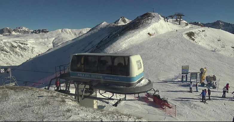 Webcam Pozza di Fassa-Aloch-Buffaure - Pala del Geiger, sullo sfondo il Pordoi