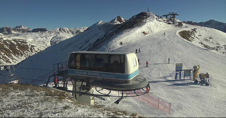 Webcam Pozza di Fassa-Aloch-Buffaure  - Pala del Geiger, sullo sfondo il Pordoi