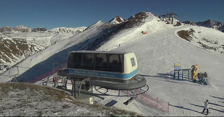 Webcam Pozza di Fassa-Aloch-Buffaure  - Pala del Geiger, sullo sfondo il Pordoi