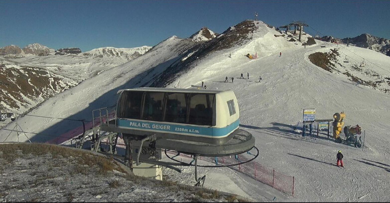 Webcam Pozza di Fassa-Aloch-Buffaure  - Pala del Geiger, sullo sfondo il Pordoi