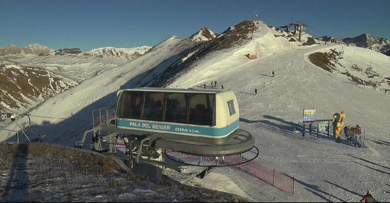 Webcam Pozza di Fassa-Aloch-Buffaure  - Pala del Geiger, sullo sfondo il Pordoi